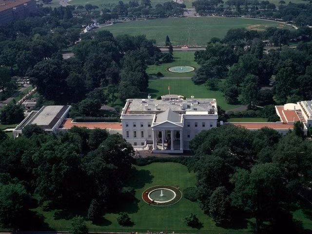  Nhà Trắng có 6 tầng, 132 phòng, 35 phòng tắm, 412 cửa, 28 lò sưởi và cần 2158 lít sơn để quét toàn bộ bên ngoài. Vào ngày 1/11/1800 – cách đây 215 năm – Tổng thống John Adams là người đầu tiên sống tại tòa nhà ngụ ở số 1600 Đại lộ Pennsylvania. Thời điểm đó tòa nhà chưa hoàn thiện và chi phí lên tới 232.372USD để xây dựng.