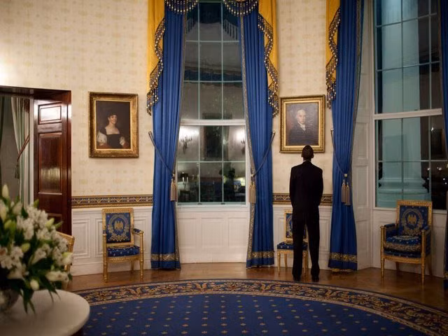 Phòng Xanh. Căn phòng này có vải bọc xanh, rèm cửa xanh, thảm xanh. Màu sắc của căn phòng được giữ nguyên bản từ năm 1837. Theo thông lệ, Tổng thống đón tiếp các quan khách tại phòng này.