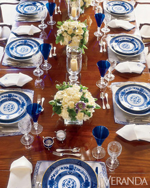 Trên bàn ăn. Chiếc bàn ăn cuối tuần của gia đình là sự giao hòa hài hòa của nghệ thuật trang trí phương Đông và phương Tây.