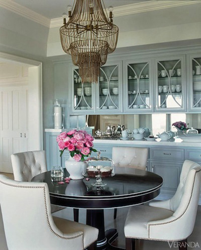 Trong phòng bếp. Tím oải hương đi kèm với màu trắng luôn là sự kết hợp hoàn hảo. Nhà thiết kế Michelle Workman sử dụng một chiếc tủ nhạt màu để phô bày thêm sự quyến rũ và nhẹ nhàng của căn phòng.