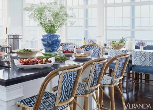 Những chiếc ghế họa tiết đan xen làm sinh động thêm cho căn bếp màu trắng của Rod Winterrowd.