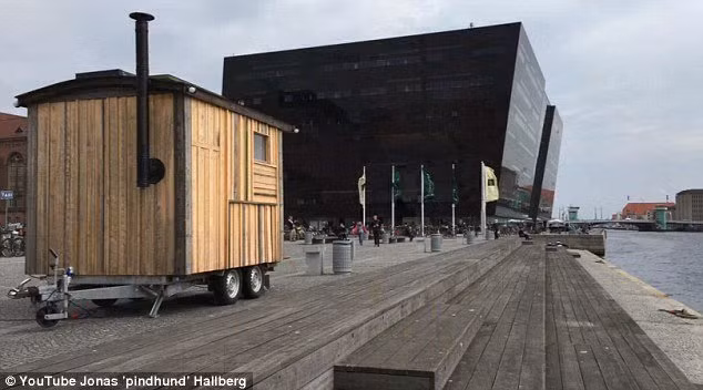 Vào thời gian nghỉ trưa, ông Hallberg có thể di chuyển văn phòng ra bờ sông để đi dạo hay giải tỏa áp lực.