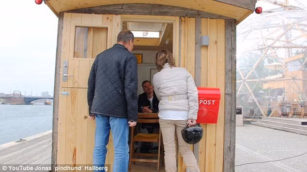 Chuyên gia người Đan Mạch cho biết, một trong những điều thú vị nhất mà văn phòng nhỏ nhất thế giới này mang tới cho ông là đi nhiều nơi và gặp gỡ những người bạn mới.