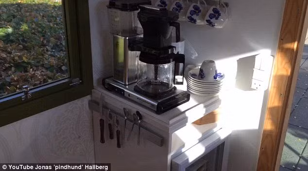 Văn phòng của ông Hallberg cũng có máy pha cà phê và trà.