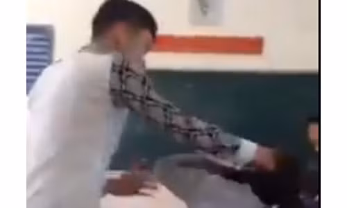 Thanh niên túm tóc nữ sinh (Ảnh cắt từ clip).