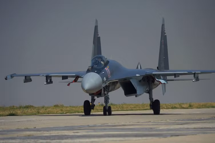 Su-35 được trang bị 1 pháo 30mm và 12 giá treo ở đầu cánh, cánh và thân. Các giá treo này có thể mang theo tên lửa đối không, đối đất, đối hải và bom với có tổng trọng lượng lên đến 8.000kg.