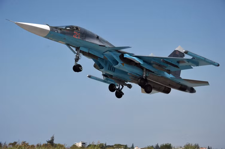 Su-34 có thể mang tổng cộng 8 tấn bom đạn, tên lửa các loại, trong đó có các loại tên lửa không đối đất, không đối hải, bom dẫn đường, bom thông thường.