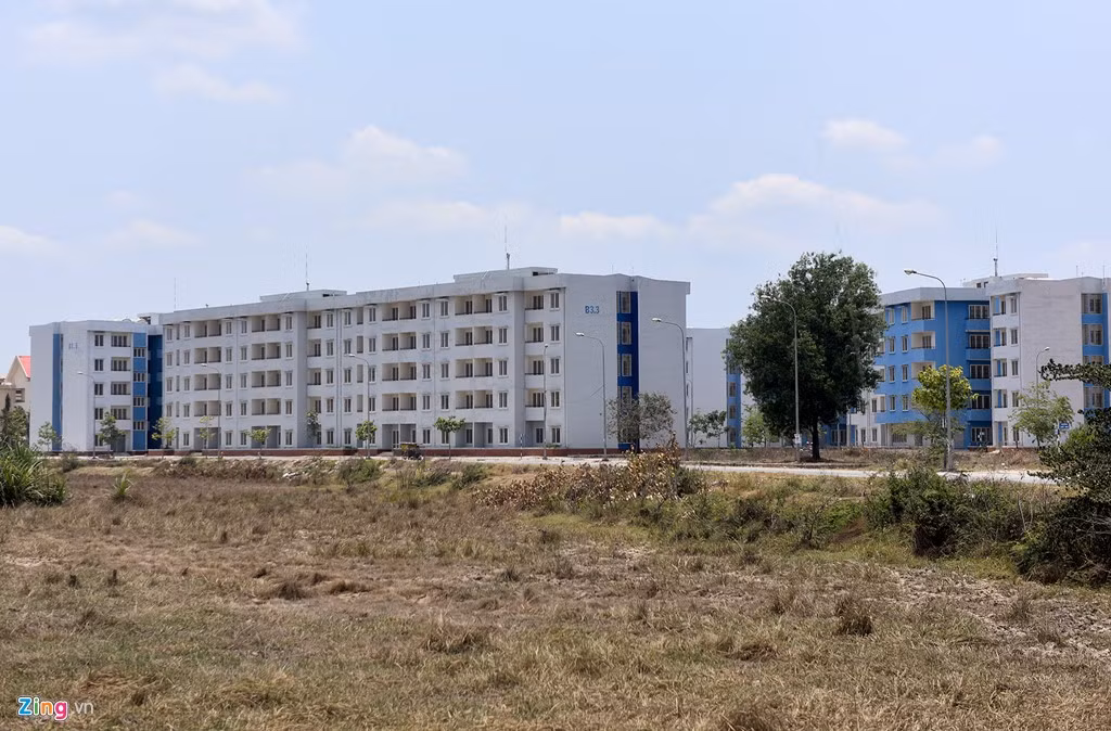 Có nhiều nguyên nhân dẫn đến tình trạng khu tái định cư lâm vào cảnh vắng vẻ bởi vị trí nằm quá xa trung tâm thành phố, ảnh hưởng rất lớn đến việc làm của nhiều lao động, việc học hành của trẻ em.