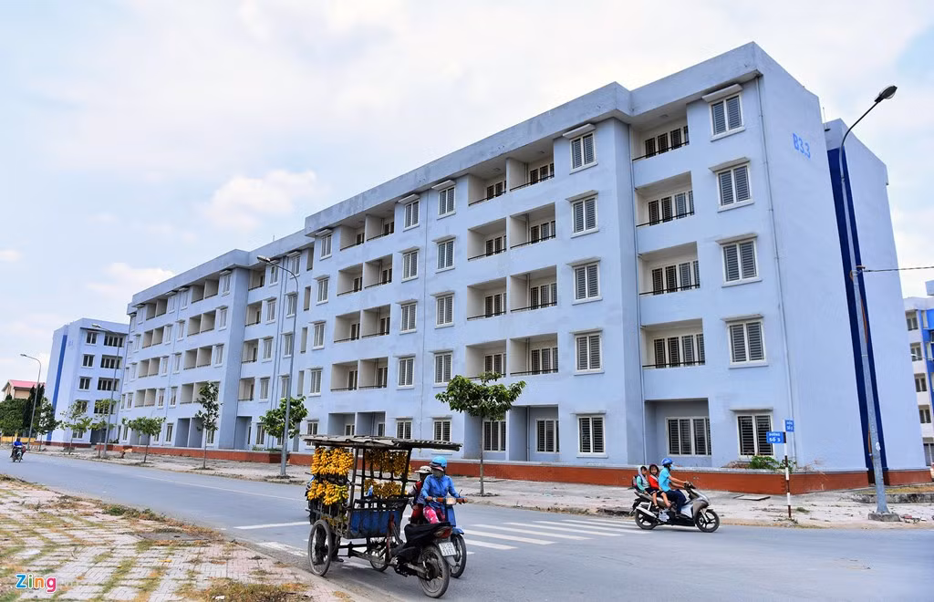 Những dãy nhà dài cao 5 tầng nhìn bề ngoài khá khang trang nhưng không có dấu hiệu của cư dân sinh sống.