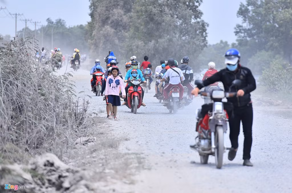 Bên cạnh đó, hạ tầng không đáp ứng đủ yêu cầu sống của người dân. Các tuyến chính vào khu dân cư là đường tạm sỏi đá. Mùa mưa gây sình lầy, lúc nắng bụi bay mù mịt.