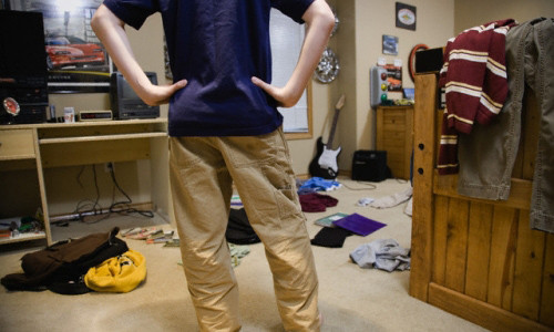 Nhìn cảnh quần áo vứt tứ tung, đồ trang điểm rải khắp nơi ở phòng em mà tôi thấy sợ. Ảnh minh họa.