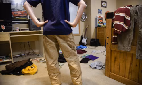 Nhìn cảnh quần áo vứt tứ tung, đồ trang điểm rải khắp nơi ở phòng em mà tôi thấy sợ. Ảnh minh họa.