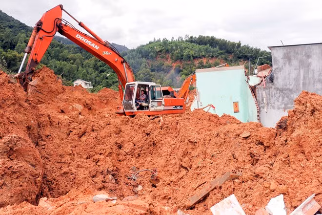 Hàng trăm khối đất, đá vùi lấp hoàn toàn nhà cửa và tài sản của người dân. Tỉnh Khánh Hòa huy động xe múc loại lớn hoạt động liên tục, nhưng vẫn chưa giải phóng hết đống đất đá tràn xuống.