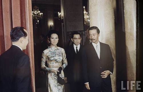 Vẻ đẹp quý phái của bà Mai trong tà áo dài duyên dáng tại các sự kiện.