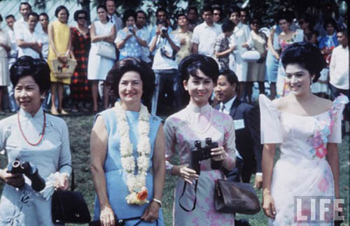 Bà Đặng Tuyết Mai (thứ 2 từ phải sang).