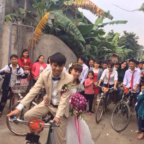 Dàn “ngựa sắt” dùng để rước dâu gồm 6 cái, đều là những chiếc xe cũ kỹ do ông bà để lại. Đây là thành quả sau nhiều ngày “săn lùng” của nhóm bạn thân chú rể và cũng chính là món quà cưới anh nhận được. Kim Cương (một người bạn thân của chú rể) cho hay, mỗi chiếc xe đạp đều được sơn mới bằng màu xanh lá và dán chữ hỷ đỏ chót trên đầu. Riêng xe của chú rể còn được gắn một chiếc loa nhỏ, mở bài hát “Ông bà anh” cho “đúng không khí”.