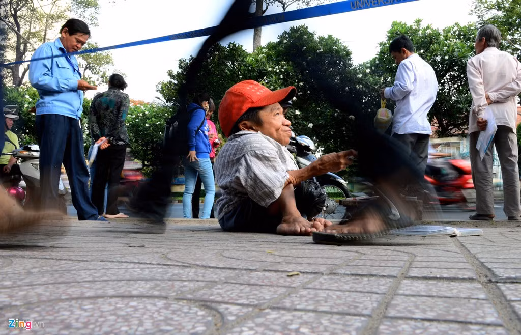 Ông Võ Đình Sung (56 tuổi) thường ngồi bán vé số ở gần trường ĐH Y Dược TP.HCM, bị di chứng chất độc màu da cam, tay chân tiêu biến, lăn lốc như sọ dừa. Ông nhỏ thó, nhiều người đi đường rất dễ vô ý giẫm phải khi không quan sát tốt. Ông có một người em gái kết nghĩa, cùng sống với nhau không ruột rà, không bà con thân thích, bấu víu, nương tựa, sống lay lắt qua ngày giữa Sài Gòn hối hả.