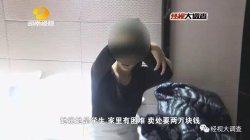 Lúc này, để xác định danh tính thật sự của Kỳ Kỳ, cảnh sát đã phái người đến hiện trường. Khi đối mặt với cảnh sát, Kỳ Kỳ đột nhiên trở nên căng thẳng, cô gái trẻ thực sự lo lắng, liên tục từ chối hợp tác với điều tra của cảnh sát.