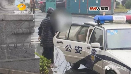 Cuối cùng, khi được giải về đồn, Kỳ Kỳ mới thành thật khai báo. Thực chất, cô không phải là sinh viên. Chuyện mẹ bị bệnh nặng cũng là bịa đặt để bán dâm. Cảnh sát nghi ngờ sau lưng cô gái trẻ là một đường dây mua bán dâm giả danh nữ sinh. Luật sư cho biết, hành vi của Kỳ Kỳ và hành vi cấu thành tội mại dâm là khác nhau, việc nói gia đình có khó khăn để kiếm tiền là hành vi lừa đảo. Hiện nay cơ quan công an đang tiếp tục mở rộng điều tra.