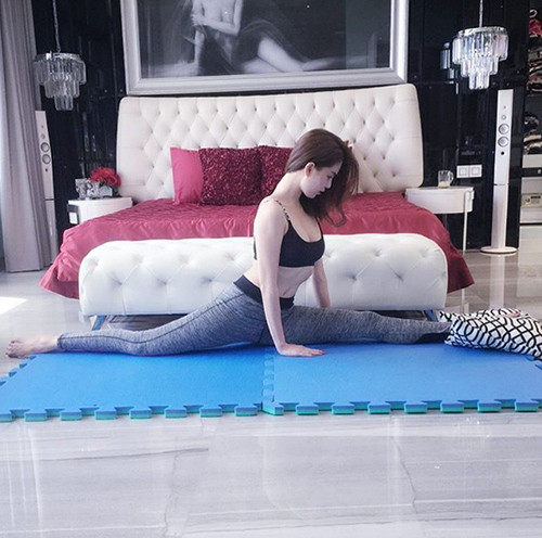 Luyện tập để có một vóc dáng quyến rũ, khỏe mạnh Để giữ một vóc dáng đẹp, ngoài chế độ ăn lành mạnh, Trinh còn rất chăm chỉ tập gym và yoga mỗi ngày. Việc luyện tập giúp Trinh duy trì sự dẻo dai và tránh tích mỡ trên cơ thể.