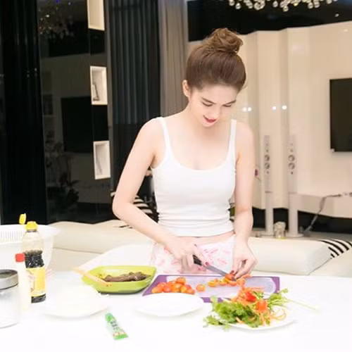 Một chế độ ăn lành mạnh, nhiều rau và hoa quả Tuy nổi tiếng và giàu có nhưng nữ hoàng nội y Ngọc Trinh vẫn giữ cho mình thói quen ăn uống, nấu nướng tại nhà. Đây là điều đầu tiên trong bí quyết giữ gìn sắc đẹp của cô, việc tránh ăn các món hàng quán nhiều dầu mỡ, chiên xào hay các món cay sẽ tránh việc lên cân ngoài ý muốn đồng thời chống lão hóa cơ thể.