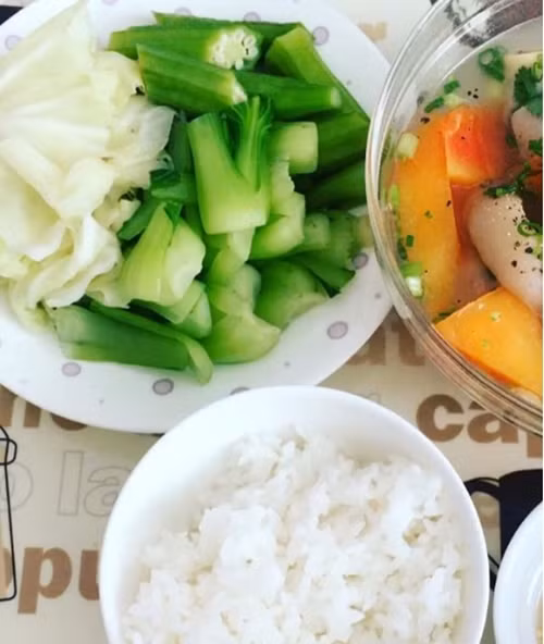 Nếu chỉ nghe qua thì các bạn nghĩ là khó nhưng thực tế đây là một thực đơn vô cùng dễ áp dụng. Bạn chỉ cần ăn ít lượng cơm mỗi ngày hoặc thay vào đó bằng các sản phẩm như phở, bún, miến,... và thoải mái ăn các món ăn giàu đạm, protein như thịt, cá, tôm,... Ngoài ra, bạn nên ăn thêm hoa quả để tráng miệng.