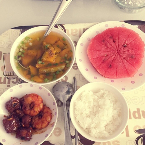 Ngoài ra Trinh còn tuân thủ nghiêm ngặt chế độ ăn theo tiêu chí: - Hạn chế ăn nhiều đồ cay, dầu mỡ, và đồ ngọt. - Tăng cường rau xanh, hoa quả trong các bữa ăn. - Hạn chế tối đa tinh bột.