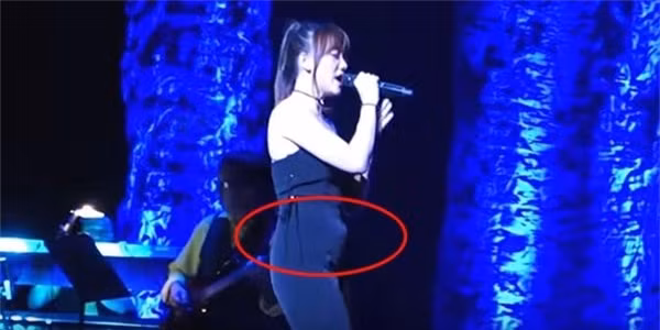 Dù không chính thức thừa nhận nhưng những bức ảnh hậu trường ảnh cưới của cặp đôi bị rò rỉ khiến người hâm mộ thích thú. Đặc biệt, nhiều người bất ngờ trước ngoại hình thay đổi của Hari Won. Vòng eo con kiến của nữ ca sĩ trong trang phục váy cưới nhận được vô số lời khen.