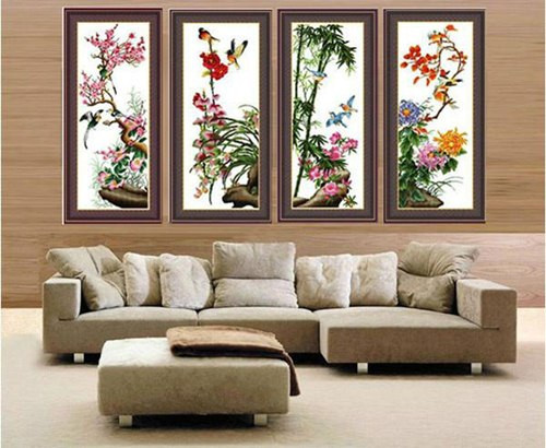 Tết không chỉ là thời khắc gia đình quây quần bên nhau, mà còn là lúc mọi người trang hoàng nhà cửa tươm tất khang trang. Một trong những vật dụng mọi người thích dùng trang trí trong ngày Tết chính là tranh chữ thập, vừa có thể trang trí, vừa đem lại may mắn cho cả năm. Một lưu ý mấu chốt chung khi treo tất cả các loại tranh thêu chữ thập đó là phải treo tranh chữ thập hợp với mệnh của các thành viên, có nội dung tương sinh với các thành viên trong gia đình. Nếu trong nhà có người xung khắc nhau thì việc lựa chọn tranh là vô cùng quan trọng. Tốt nhất nên chọn những bức tranh trung tính, không quá khắc với cả hai người, từ đó có thể giảm xung khắc giữa hai người, giúp gia đình thuận hòa, vui vẻ hơn. Dưới đây là 4 loại tranh thêu chữ thập nhiều gia đình hay lựa chọn để treo dịp năm mới sắp đến. Tuy nhiên, tuyệt đối không nên treo một cách bừa bãi, không theo phong thủy, kẻo gặp họa cho mọi người. Khi treo 4 loại tranh may mắn này cần nhớ: