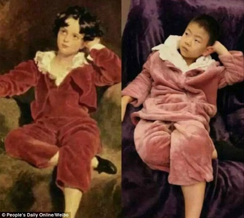 Dùng áo choàng tắm đỏ để đóng giả làm “Cậu bé đỏ” trong tranh của Lawrence.