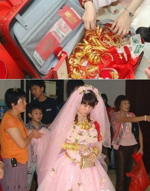 Tháng 11/2013, người dân thị trấn Tiểu Lãm, thành phố Trung Sơn (tỉnh Quảng Đông) hiếu kỳ chứng kiến đám cưới vàng với cô dâu trẻ đeo tới 19 chuỗi vòng vàng khổng lồ.