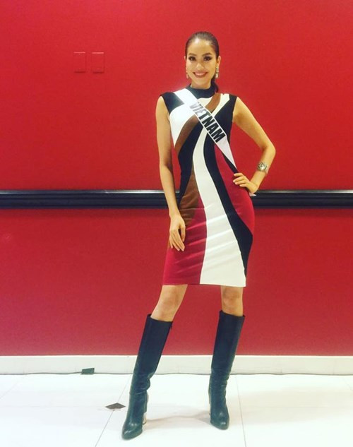 Bộ đầm ôm sát Phạm Hương mặc tại Miss Universe cũng của hãng thời trang nước Anh. Ảnh: FBNV.