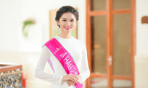 He lo cach song bat thuong cua a hau Thuy Dung