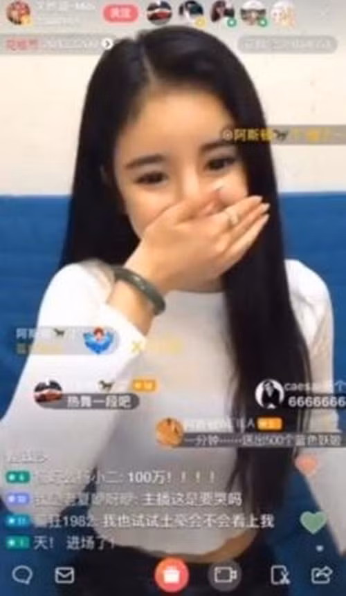 Theo thông tin đăng tải, vào tối ngày hôm đó, nữ streamer đang nhảy múa để đáp ứng yêu cầu của người hâm mộ thì bỗng có một người nói rằng: "Anh yêu em". Để đáp lại, nữ streamer này vui vẻ nói: "Hãy tặng tôi 10 bông hồng xanh, tôi sẽ đồng ý". Không ngờ, vị đại gia kia liền tiện tay tặng 500 bông hồng xanh trong vòng chưa đầy một phút. 1 bông hồng xanh tương đương với 2000 nhân dân tệ, 500 bông hồng xanh tương ứng với 1 triệu nhân dân tệ (khoảng hơn 3,5 tỷ đồng).