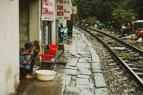 Khi tàu tới, người dân sẽ vào trong nhà. Khi tàu qua, họ sẽ quay trở lại với công việc cũ. Bởi đã quen với lịch tàu chạy nên những người sống ở đây không coi đó là một mối nguy hiểm lớn.