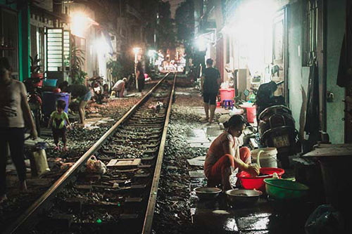 Chị Thủy, một người thuê nhà sống cạnh đường tàu cắt Điện Biên Phủ cho hay: “Đường tàu hẹp nên cũng có khi tàu đi qua cuốn theo xe máy để bên đường. Nhưng người thì biết tránh. Tôi không thấy có gì nguy hiểm cả. Mọi người ở đây cũng vậy, đã quen với giờ tàu chạy. Tàu đến thì mọi người tránh đi, cả trẻ con chúng nó cũng biết”.