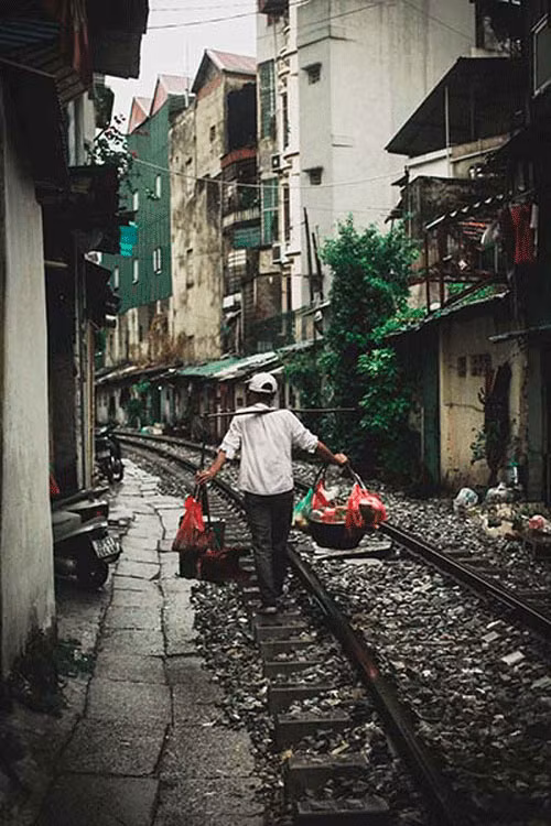 Những gánh hàng rong cũng thường xuyên xuất hiện trên đường tàu cắt phố Điện Biên Phủ. 