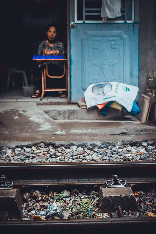 Khói bụi và tiếng ồn cũng chính là yếu tố ảnh hưởng xấu tới sức khỏe của người già và trẻ nhỏ nơi đây.