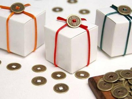 Phong thủy tốt không thể mang đến cho bạn sự thịnh vượng nếu bạn không cố gắng và quyết tâm làm việc. Tuy nhiên, nó sẽ giúp bạn đẩy lùi những luồng khí xấu cản trở công việc, đồng thời rất cần thiết trong việc hỗ trợ năng lượng tích cực. Những mẹo phong thủy sau đây sẽ giúp bạn thay đổi môi trường làm việc và không gian sống, tăng cường năng lượng thịnh vượng tại nhà và cơ quan.