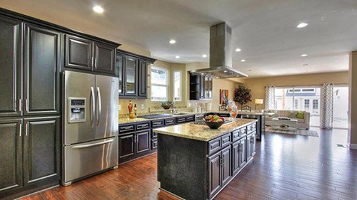 Phòng ngủ và bếp khá hiện đại.