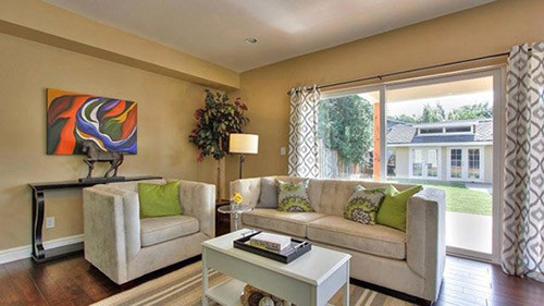 Phòng khách được trang trí trang nhã.