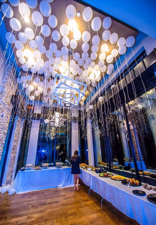 Nam ca sĩ trực tiếp lên ý tưởng trang trí tiệc, cũng như chọn đồ ăn, lên danh sách khách mời và viết thiệp.