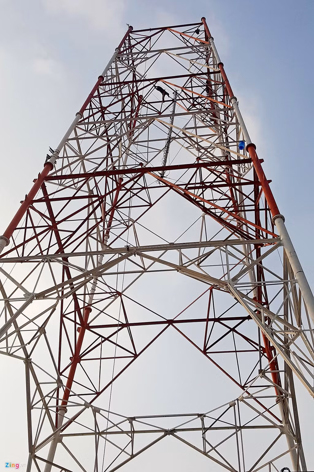 Hình ảnh chụp chiều 19/11, cột phát sóng đã được cắt đi khá nhiều ngọn.