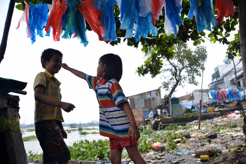 Vì cuộc sống khó khăn, những đứa trẻ đã quá quen thuộc với cuộc sống quanh quẩn trong "xóm nước đen" như thế này và chúng cứ tự nhiên lớn lên mà không mà biết được cuộc sống hiện đại bên ngoài như thế nào.