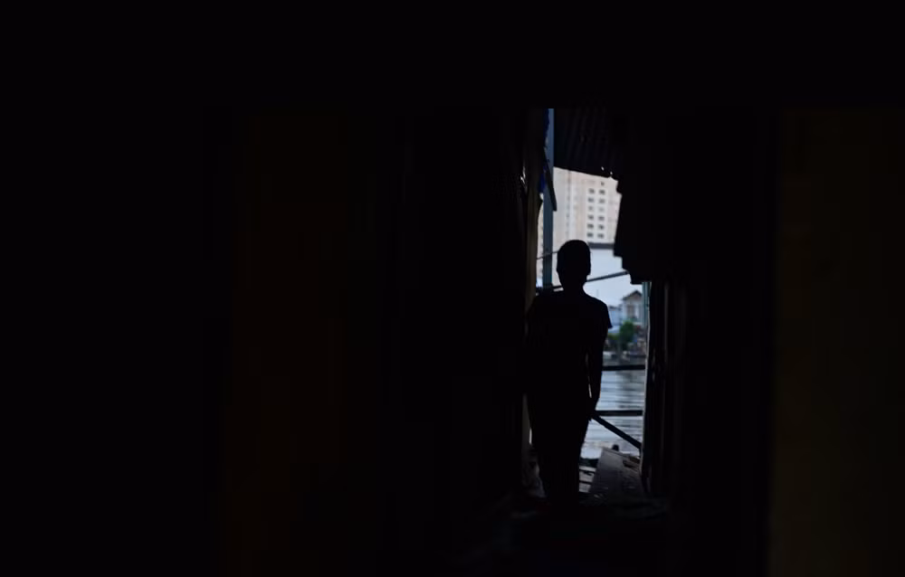 Cuộc sống trong khu ổ chuột của người dân nơi đây luôn trong tình trạng thiếu ánh sáng.