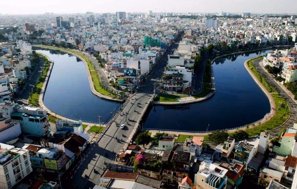 Hình ảnh khu xóm nước đen năm xưa (khu vực Cầu Kiệu, Phú Nhuận) đã được “lột xác” thay vào đó là hình ảnh dãy phố uốn lượn bên dòng sông xanh dọc theo kênh Nhiêu lộc là một khung cảnh đẹp của Thành phố.