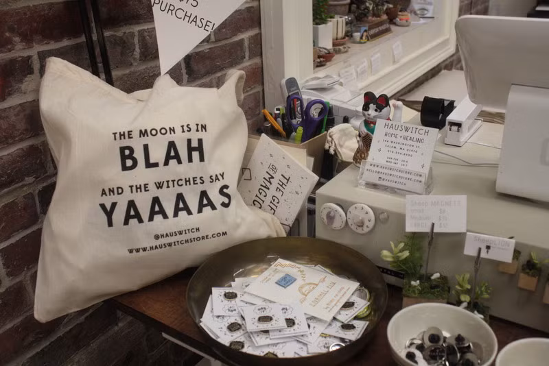 Sau nhiều lần tu sửa và thay nội thất, căn nhà trở thành bảo tàng. Trên các bức tường vẫn còn cáo trạng được lưu giữ lại, bánh xe, dây thừng từ thế kỷ 17 hay những con búp bê tang vật để kết án. Du khách tham quan sẽ chỉ phải trả 5 cent để xem ghế trước lò sưởi ở tầng trên. Quy định "5 cent" này cũng làm tăng danh tiếng của bảo tàng. Như vậy là nhờ vào truyền thông, các show truyền hình và hoạt động khai thác tích cực tại địa phương, Salem đã bỏ qua quá khứ để trở thành nơi giao lưu văn hóa và hội hè náo nhiệt hàng đầu tại Mỹ. Phù thủy không còn là cái mác đáng sợ mà trái ngược lại còn tạo không khí huyền bí cổ tích cho cả trẻ em lẫn người lớn được trải nghiệm.