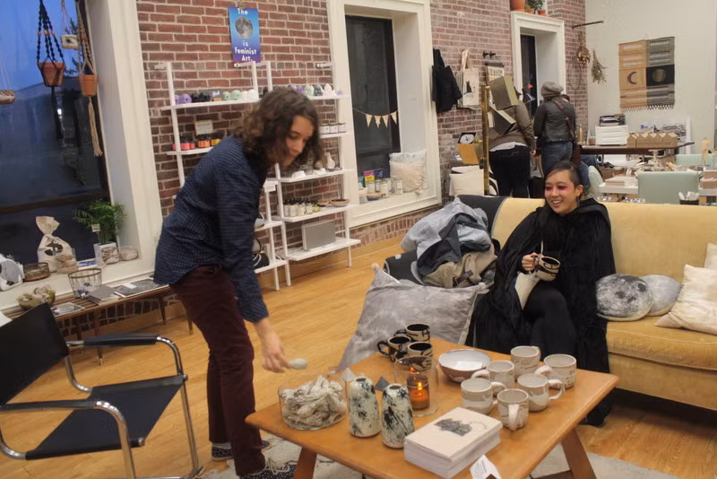 Tuy được gọi là thành phố phù thủy, Salem chỉ còn 1 tòa nhà duy nhất nằm trên phố Essex trưng bày các hiện vật lịch sử và tranh ảnh liên quan. Trước kia, căn nhà thuộc về thẩm phán Jonathan Corwin, chính trị gia có tầm ảnh hưởng lớn trong cộng đồng từng được chỉ định vào hội đồng điều tra về phù thủy. Căn nhà sau này được bán lại cho thương gia George Farrington, người dành nhiều công sức marketing về lịch sử ngôi nhà và trang trí cho thêm phần thú vị. Tiếng lành đồn xa, những người tò mò bắt đầu tới Salem chỉ để thăm quan ngôi nhà.