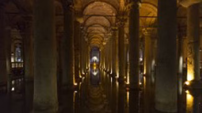 Bể chứa nước ngầm Byzantine dài 140m và rộng 70m, ở thành phố Istanbul được xây dựng từ thế kỷ thứ 6 để phục vụ cho hoàng đế Justinianus I. Nó bị lãng quên dưới đế chế Ottoman và chỉ được tái phát hiện vào thế kỷ 16 bởi du khách P. Gyllius đến từ Hà Lan. Các hộ dân bên bề mặt đã đào giếng để lấy nước từ bể chứa ngầm và một số người thậm chí còn bắt được cá ở đó.