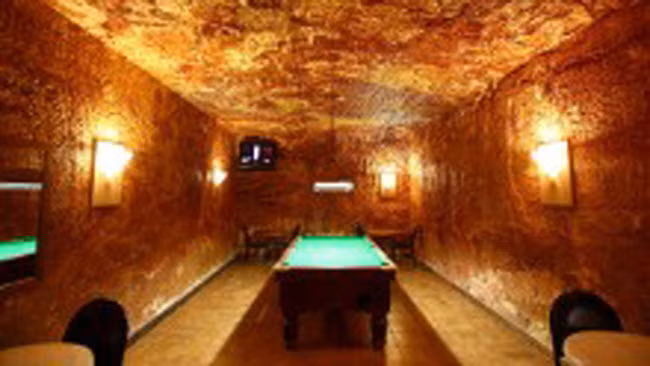 Khách sạn Desert Cave là một trong những công trình ngầm ấn tượng nhất tại thị trấn Coober Pedy, ở Australia. Nằm cách thành phố Adelaide hơn 800 km, thị trấn khai thác opal này có nhiệt độ lên tới 51 độ C. Vì thế, toàn bộ 1.695 cư dân ở đây phải sinh sống trong các công trình dưới mặt đất.